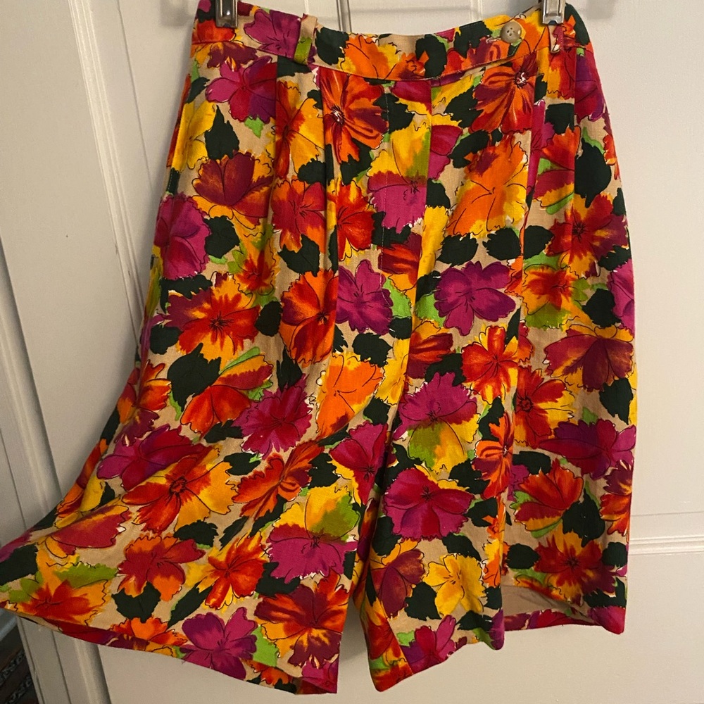 Vintage linen floral shorts. Size 8 but fits like a 4.